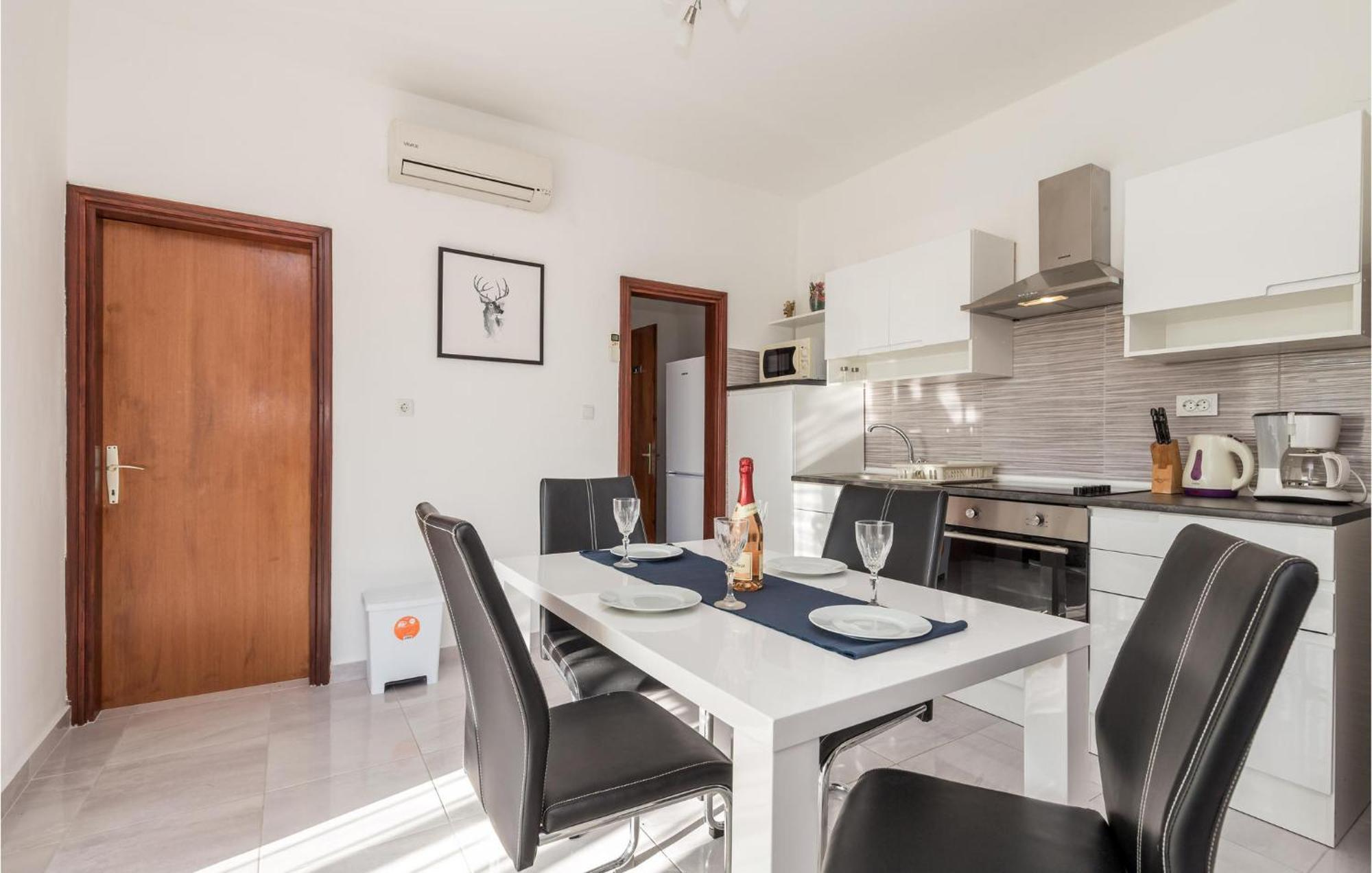 Pet Friendly Apartment In Kampor With Kitchen Buitenkant foto