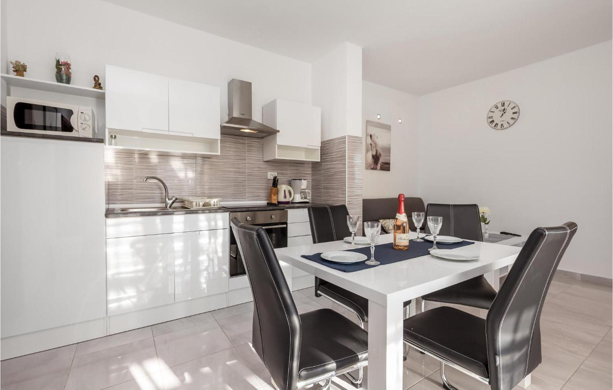 Pet Friendly Apartment In Kampor With Kitchen Buitenkant foto